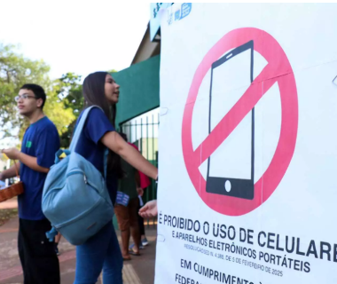 No 1º ano sem celular na escola, foco em sala melhora, mas tela em casa aumenta No 1º ano sem celular na escola, foco em sala melhora, mas tela em casa aumenta