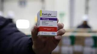 MS recebe 156 frascos de medicamento que reduz risco de morte por câncer de mama MS recebe 156 frascos de medicamento que reduz risco de morte por câncer de mama