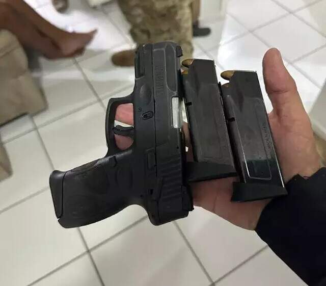 Arma e carregadores apreendidos durante operação da Ficco em Campo Grande