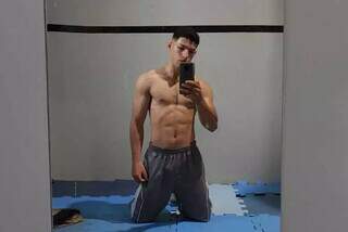 Ismael virou fenômeno da calistenia e se equilibra com os dedos Ismael virou fenômeno da calistenia e se equilibra com os dedos