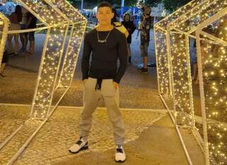 Ismael virou fenômeno da calistenia e se equilibra com os dedos Ismael virou fenômeno da calistenia e se equilibra com os dedos