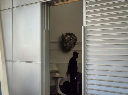 &quot;Revolta&quot;, resume m&atilde;e durante despedida de jovem assassinada com 11 facadas