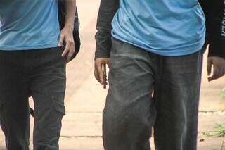 No 1º ano sem celular na escola, foco em sala melhora, mas tela em casa aumenta No 1º ano sem celular na escola, foco em sala melhora, mas tela em casa aumenta