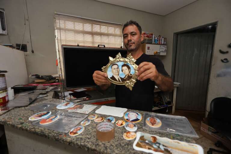 Há 14 anos, Jovelino faz placas de inox e porcelana para túmulos