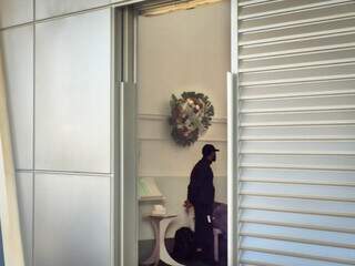 "Revolta", resume mãe durante despedida de jovem assassinada com 11 facadas "Revolta", resume mãe durante despedida de jovem assassinada com 11 facadas