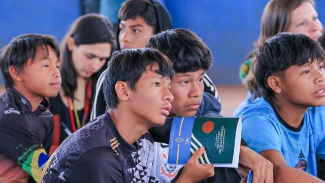 Constituição é traduzida para a língua Kaiowá e entregue a indígenas de MS