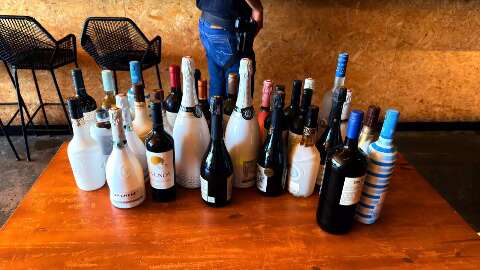 Bebidas vencidas e sem procedência são apreendidas em restaurante e conveniência Bebidas vencidas e sem procedência são apreendidas em restaurante e conveniência