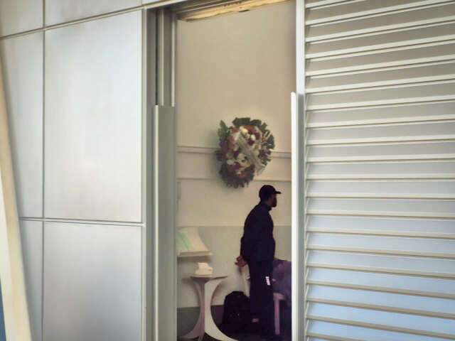 "Revolta", resume mãe durante despedida de jovem assassinada com 11 facadas