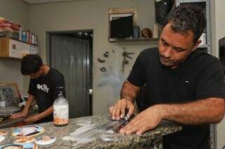Há 14 anos, Jovelino faz placas de inox e porcelana para túmulos Há 14 anos, Jovelino faz placas de inox e porcelana para túmulos