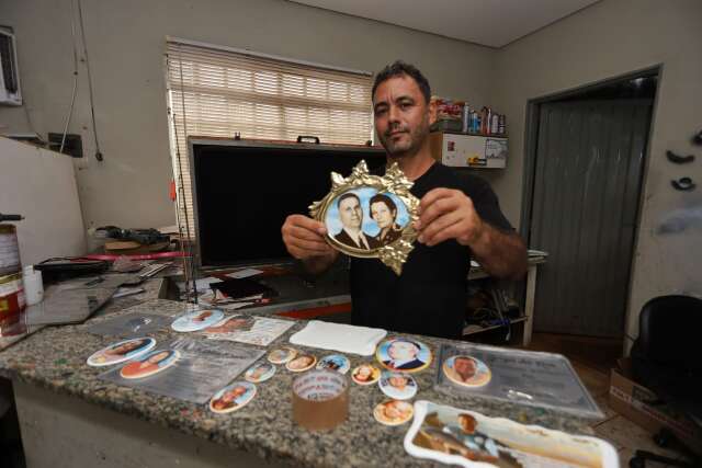 Há 14 anos, Jovelino faz placas de inox e porcelana para túmulos