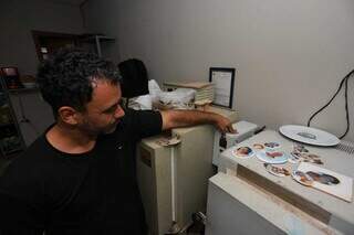 Há 14 anos, Jovelino faz placas de inox e porcelana para túmulos Há 14 anos, Jovelino faz placas de inox e porcelana para túmulos