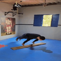 Ismael virou fen&ocirc;meno da calistenia e se equilibra com os dedos