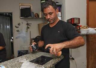 Há 14 anos, Jovelino faz placas de inox e porcelana para túmulos Há 14 anos, Jovelino faz placas de inox e porcelana para túmulos