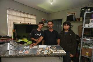 Há 14 anos, Jovelino faz placas de inox e porcelana para túmulos Há 14 anos, Jovelino faz placas de inox e porcelana para túmulos