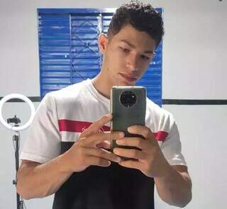 Ismael virou fenômeno da calistenia e se equilibra com os dedos Ismael virou fenômeno da calistenia e se equilibra com os dedos