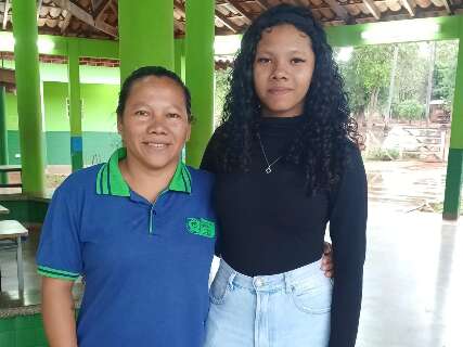 Aluna de escola indígena fica em 1º lugar e conquista bolsa em universidade Aluna de escola indígena fica em 1º lugar e conquista bolsa em universidade