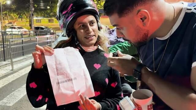 Com boleto na mão, galera faz fila à meia-noite por lanche grátis