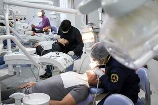 Precisamos de pacientes para implantes imediatos e alinhadores 