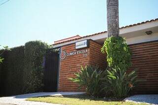 Precisamos de pacientes para implantes imediatos e alinhadores 