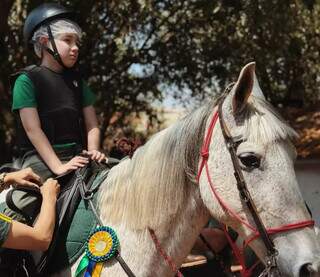 Cavalos como tratamento: veja onde praticar equoterapia na Capital
