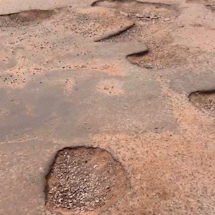 Moradores jogam entulhos para tapar buracos em rua do Jardim Botânico Moradores jogam entulhos para tapar buracos em rua do Jardim Botânico