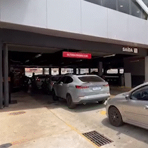 Só um lanche por carro? Promoção de lanche grátis causa fila e confusão  Só um lanche por carro? Promoção de lanche grátis causa fila e confusão