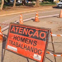 Placa avisa “homens trabalhando”, mas buraco segue abandonado há 10 dias Placa avisa “homens trabalhando”, mas buraco segue abandonado há 10 dias