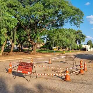 Placa avisa “homens trabalhando”, mas buraco segue abandonado há 10 dias Placa avisa “homens trabalhando”, mas buraco segue abandonado há 10 dias