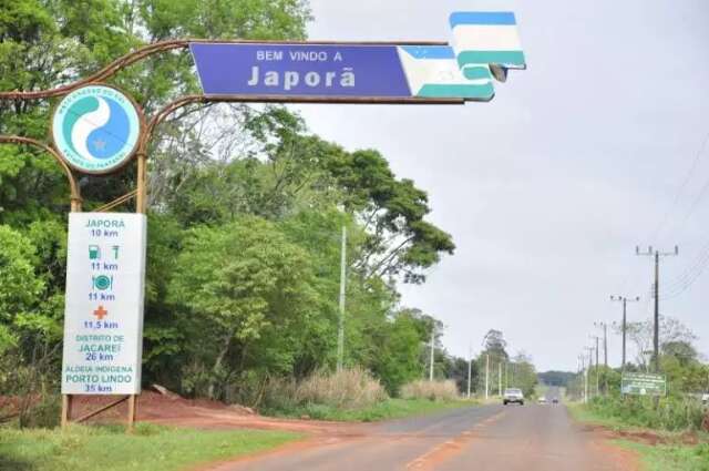 Cadernos com bras&atilde;o de prefeitura s&atilde;o encontrados &agrave; venda em livraria