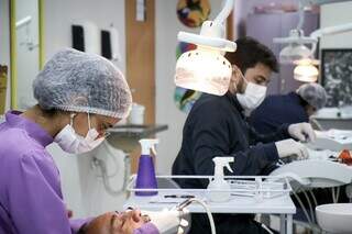 Precisamos de pacientes para implantes imediatos e alinhadores 