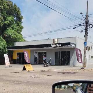 Barbearia usa buraco para fazer marketing e chamar aten&ccedil;&atilde;o para problema antigo