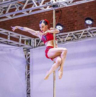 Pole dance virou esporte, mas preconceito ainda fala mais alto