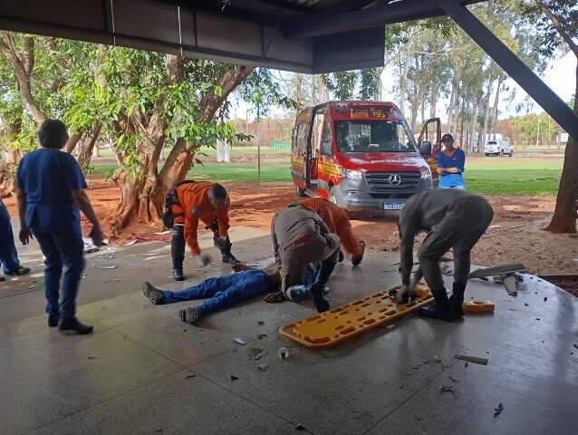 Trabalhador cai do telhado do Detran durante limpeza de calhas