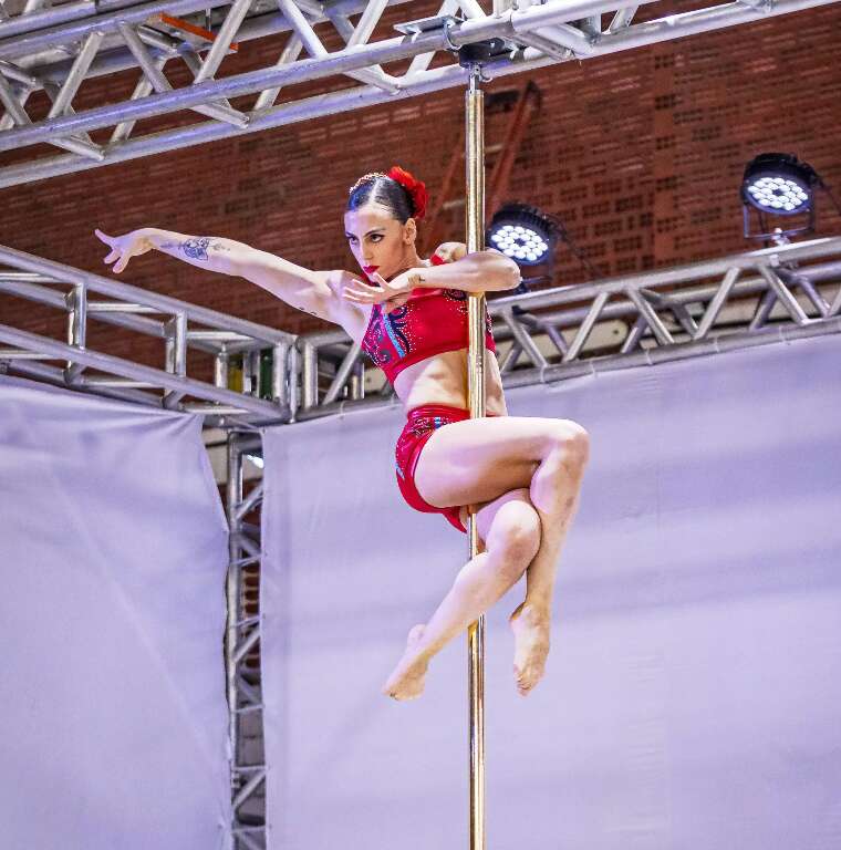Pole dance virou esporte, mas preconceito ainda fala alto