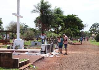 Em homenagem aos finados, mudas de &aacute;rvores s&atilde;o distribu&iacute;das em tr&ecirc;s cemit&eacute;rios 