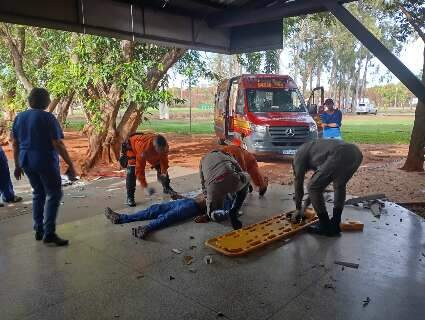 Trabalhador cai do telhado do Detran durante limpeza de calhas