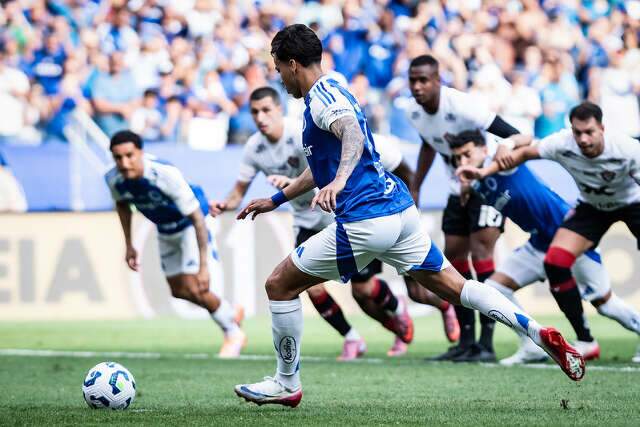Kaio Jorge brilha, Cruzeiro vence o Vit&oacute;ria e segue na cola dos l&iacute;deres