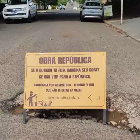 Barbearia usa buraco para fazer marketing e chamar aten&ccedil;&atilde;o para problema antigo