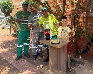 Com bolo e refrigerante, garoto de 6 anos homenageia garis no S&atilde;o Francisco
