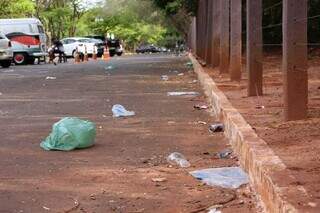 Parque dos Poderes vira palco de baderna e amanhece tomado por lixo Parque dos Poderes vira palco de baderna e amanhece tomado por lixo