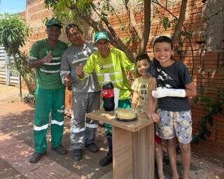 Com bolo e refrigerante, garoto de 6 anos homenageia garis no S&atilde;o Francisco