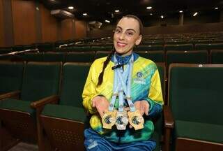 Pole dance virou esporte, mas preconceito ainda fala alto