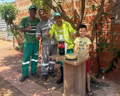 Com bolo e refrigerante, garoto de 6 anos homenageia garis no S&atilde;o Francisco