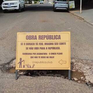 Barbearia usa buraco para fazer marketing e chamar atenção para problema antigo Barbearia usa buraco para fazer marketing e chamar atenção para problema antigo