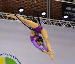 Pole dance virou esporte, mas preconceito ainda fala alto