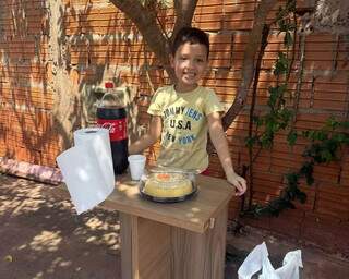 Com bolo e refrigerante, garoto de 6 anos homenageia garis no São Francisco Com bolo e refrigerante, garoto de 6 anos homenageia garis no São Francisco