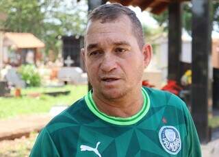 Em homenagem aos finados, mudas de árvores são distribuídas em três cemitérios Em homenagem aos finados, mudas de árvores são distribuídas em três cemitérios