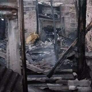 Incêndio destrói residência no alto de morro Incêndio destrói residência no alto de morro