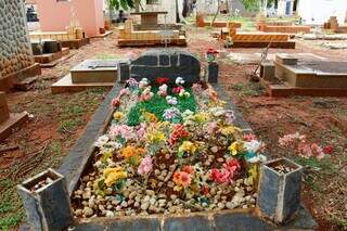 Dos vivos para os mortos: rituais e objetos expressam fé e saudade em túmulos Dos vivos para os mortos: rituais e objetos expressam fé e saudade em túmulos