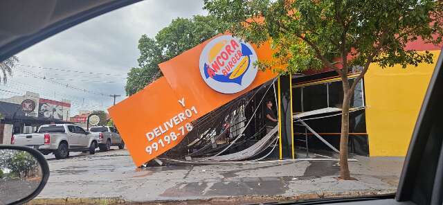 Rajadas de 55 km/h destroem fachada de lanchonete, postes, &aacute;rvores e muro